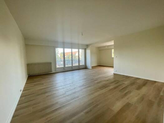 Appartement à louer 1 000 € 5 pièces 3 chambres 107 m² 1er étage Pau 64000