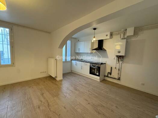 Appartement à louer 760 € 3 pièces 2 chambres 56 m² RDC/3 Centre Ville-Cavalerie-Hauture Arles 13200