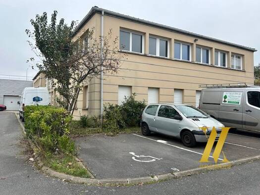 Local d'activités à vendre 596 000 € 259 m² d'espace de stockage Montesson 78360
