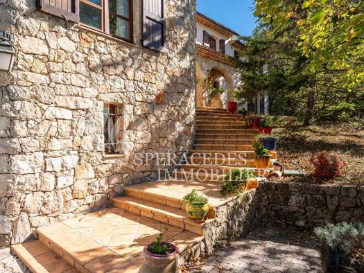 Maison à vendre 790 000 € 8 pièces 5 chambres 202 m² 4 000 m² de terrain Saint-Cézaire-sur-Siagne 06530