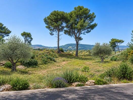 Terrain constructible viabilisé à vendre 145 000 € 250 m² de terrain La Garde-Freinet 83680