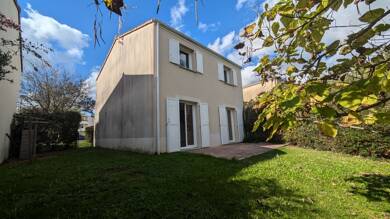Maison à louer 960 € 4 pièces 3 chambres 90 m² 313 m² de terrain Centre Tonnay Charente 17430