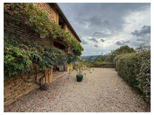Maison à vendre 420 000 € 6 pièces 4 chambres 131 m² 13 076 m² de terrain Saint-Léon-sur-Vézère 24290