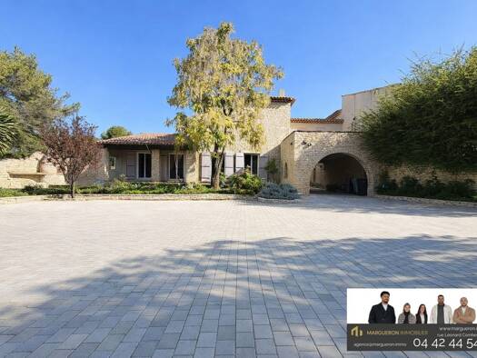 Maison à vendre 740 000 € 7 pièces 3 chambres 210 m² 5 600 m² de terrain Saint-Mitre-les-Remparts 13920