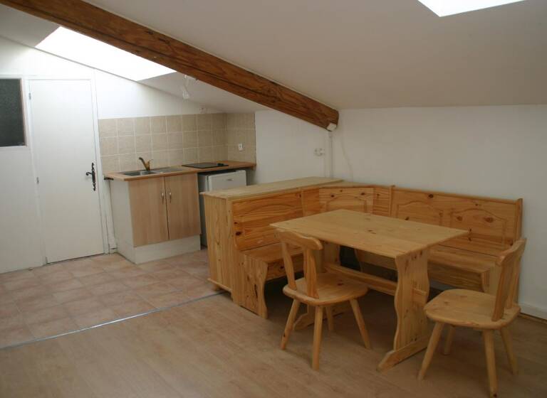 Appartement à louer 470 € 2 pièces 1<br/>chambre 35 m²<br/>superficie Peyriere Pertuis 84120