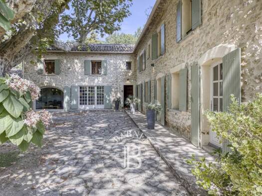 Maison à vendre 1 850 000 € 13 pièces 8 chambres 500 m² 35 000 m² de terrain Vacqueyras 84190