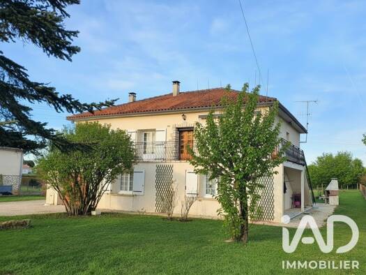 Maison à vendre 229 500 € 8 pièces 5 chambres 200 m² 4 077 m² de terrain Chasseneuil-sur-Bonnieure 16260