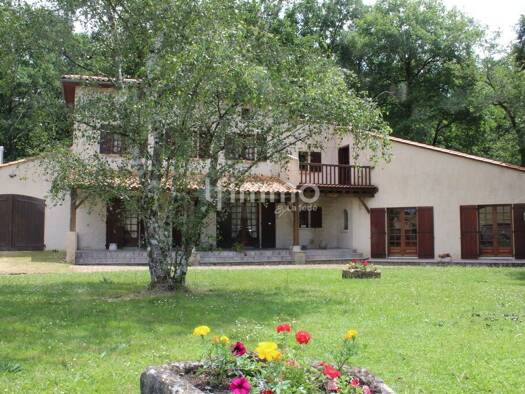 Maison à vendre 348 000 € 13 pièces 4 chambres 315 m² 5 000 m² de terrain Montmoreau 16190